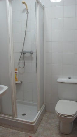 Toalett med dusch på bottenvåningen